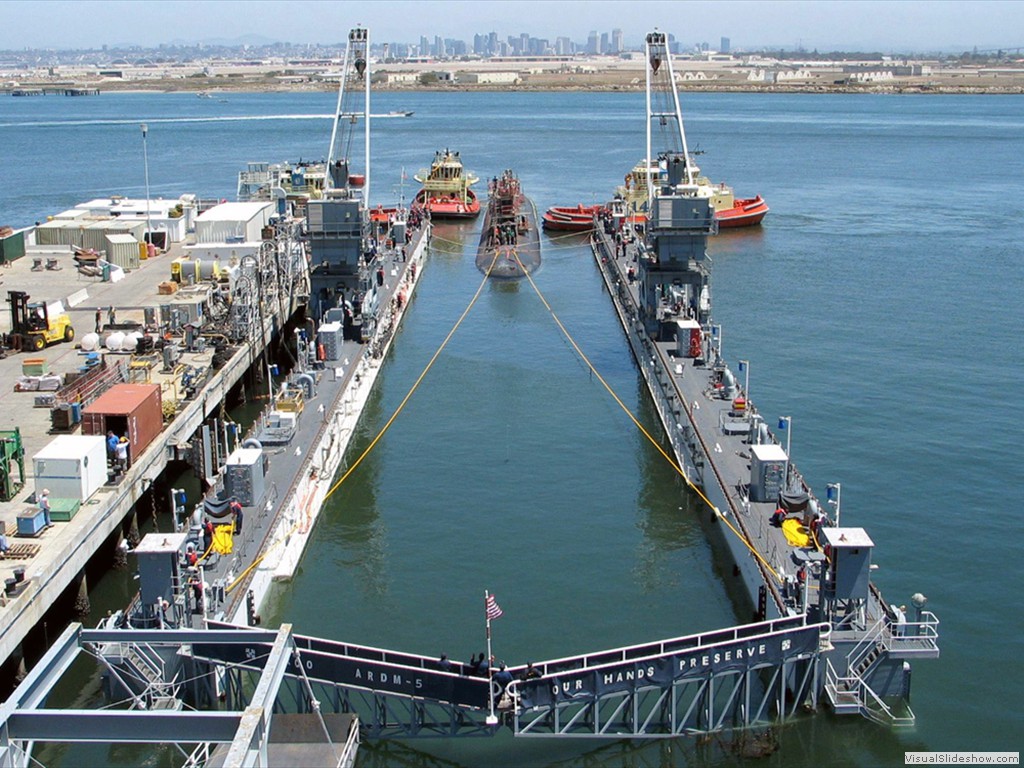 USS Asheville (SSN-758) enters the floating drydock Arco (ARDM 5)