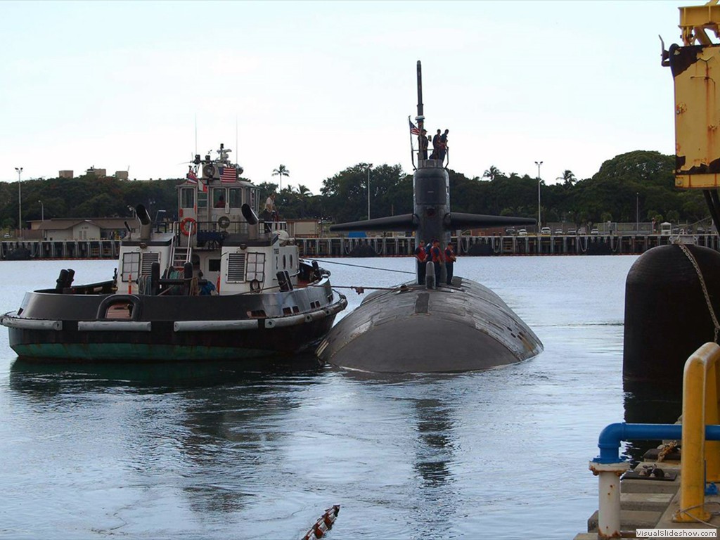 USS Chicago (SSN-721) leaves Pearl Harbor, 2009